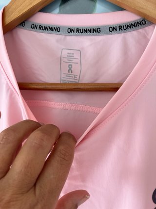 Camiseta técnica On Running rosa