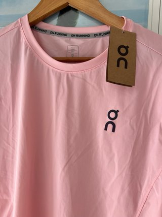 Camiseta técnica On Running rosa
