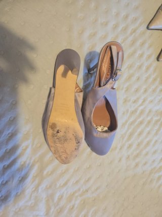 Zapatos gris de tacón y raso