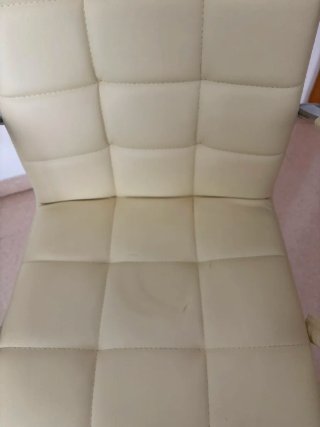 Silla de escritorio crema con base cromada