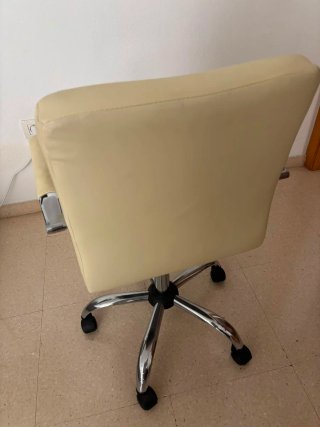 Silla de escritorio crema con base cromada