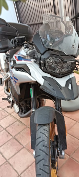 BMW F850 GS . Con maletas laterales y cofre.