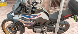 BMW F850 GS . Con maletas laterales y cofre.