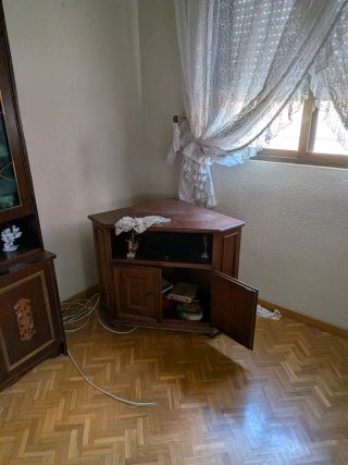 Mueble esquinero de madera para salón