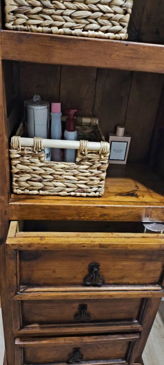 Armario de madera con cestas de mimbre