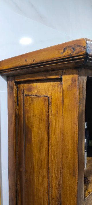 Armario de madera con cestas de mimbre