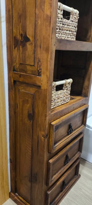 Armario de madera con cestas de mimbre