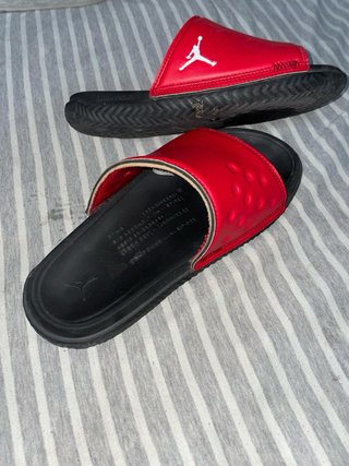Chanclas Jordan Rojas y Negras