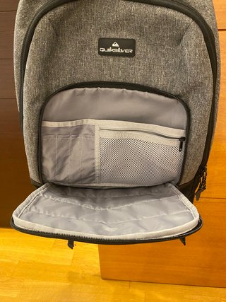 Mochila Quiksilver gris y negra