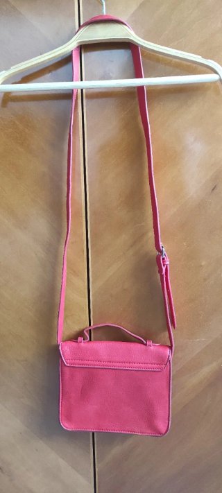 Bolso rojo de mano o hombro