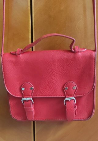 Bolso rojo de mano o hombro