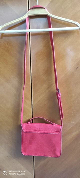 Bolso rojo de mano o hombro