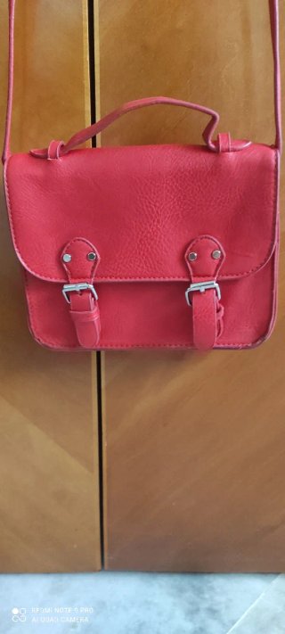 Bolso rojo de mano o hombro