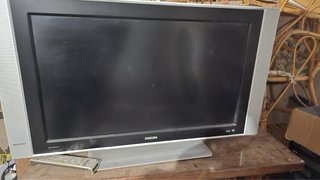 Televisor 92cm de ancho y 50cm de largo
