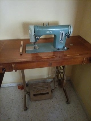 Máquina de coser Alfa antigua