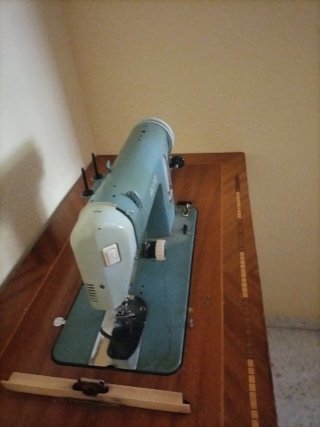 Máquina de coser Alfa antigua
