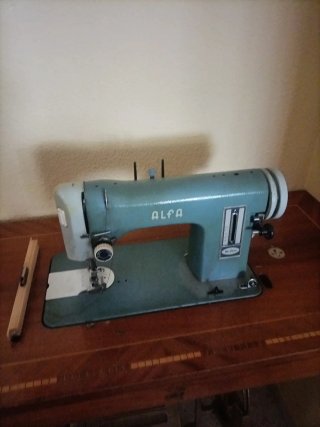 Máquina de coser Alfa antigua