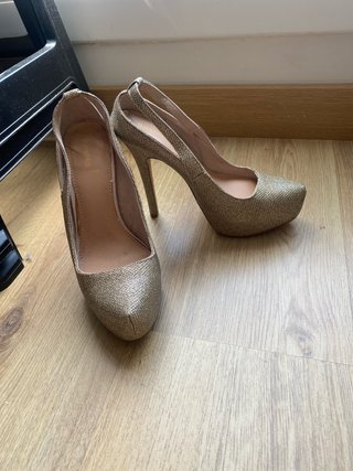 Zapatos de tacón Bershka dorados
