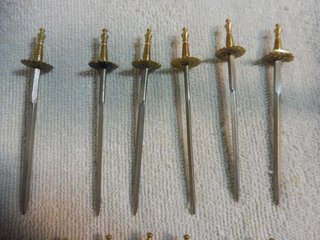 Palillero Damasquinado con 12 Espadas