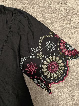 Vestido negro bordado Sfera
