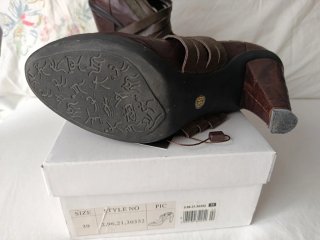Zapatos Adolfo Domínguez tacón marrón y verde