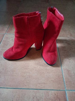 Botines rojos de tacón