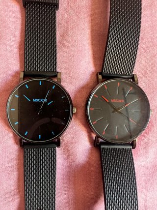 Due orologi semplici blu e rosso
