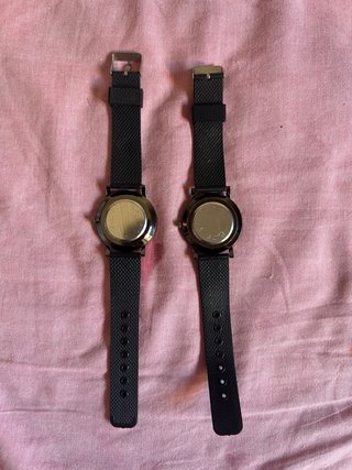 Due orologi semplici blu e rosso