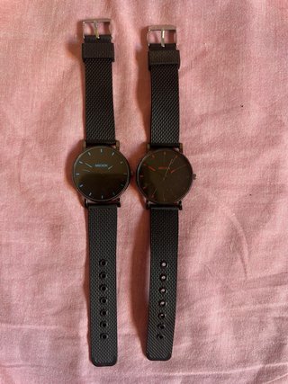 Due orologi semplici blu e rosso