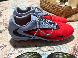 Botas de fútbol Nike y espinilleras