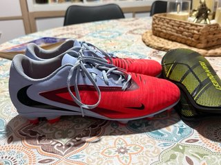 Botas de fútbol Nike y espinilleras