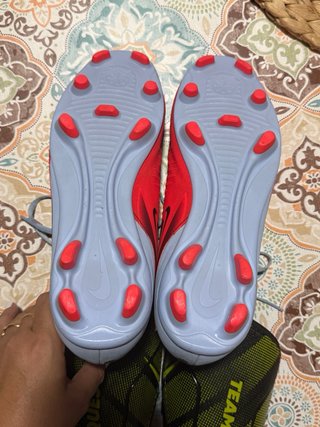 Botas de fútbol Nike y espinilleras