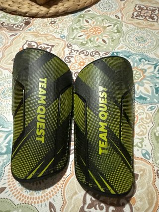 Botas de fútbol Nike y espinilleras