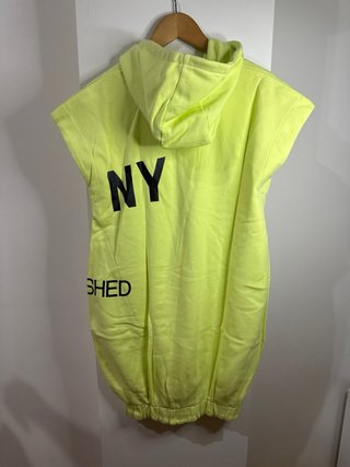 Vestido DKNY verde con capucha