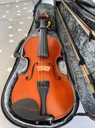 Violín con arco y estuche