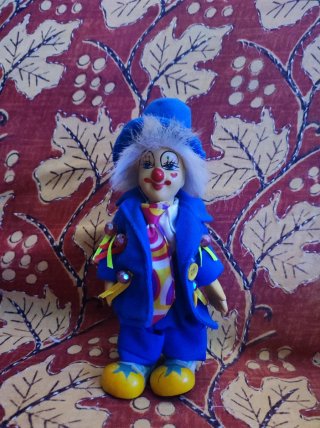 Payaso de porcelana con traje azul