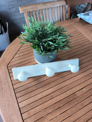 Percha de madera con 3 pomos blancos