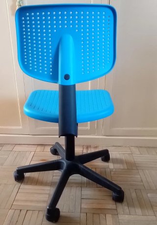 Silla de oficina azul y negra