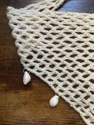 Bandana crochet conchas blanco roto