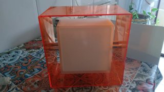 Lámpara de mesa acrílica naranja y blanca