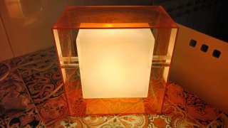 Lámpara de mesa acrílica naranja y blanca