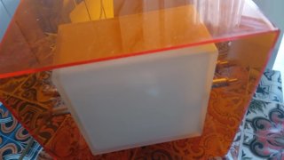 Lámpara de mesa acrílica naranja y blanca