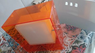 Lámpara de mesa acrílica naranja y blanca