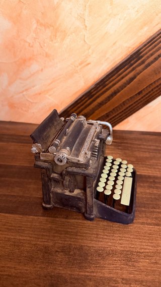 Máquina de escribir miniatura decorativa