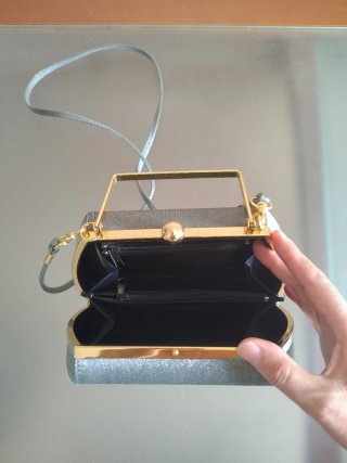 Bolso de fiesta armado gris brillante y dorado