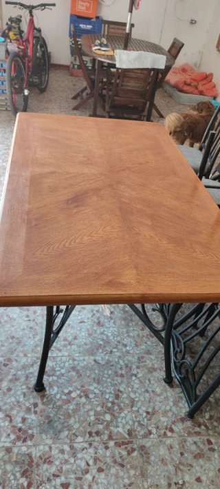Mesa madera con patas de hierro y 6 sillas