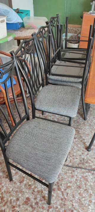 Mesa madera con patas de hierro y 6 sillas