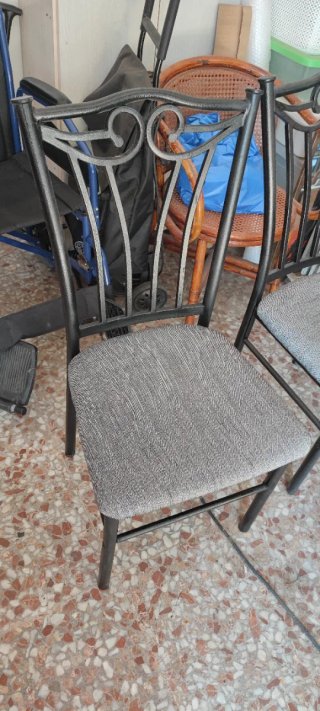 Mesa madera con patas de hierro y 6 sillas