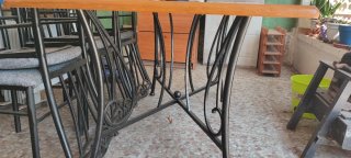 Mesa madera con patas de hierro y 6 sillas