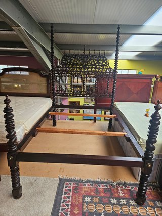 Lindíssima cama antiga de bilros, com estrado e co